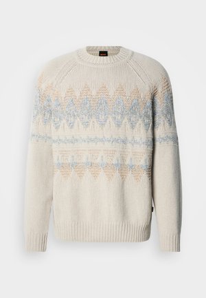 Sweter dziany w kolorze kremowym z geometrycznym wzorem w odcieniach jasnoniebieskiego i brzoskwiniowego. Posiada okrągły dekolt oraz prążkowane mankiety i dół.