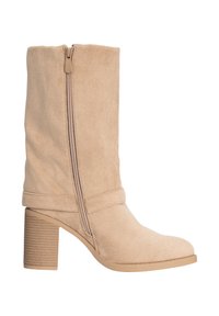 Stivale beige in camoscio a metà polpaccio con cerniera laterale e tacco spesso impilato, punta liscia e arrotondata e cuciture sottili.