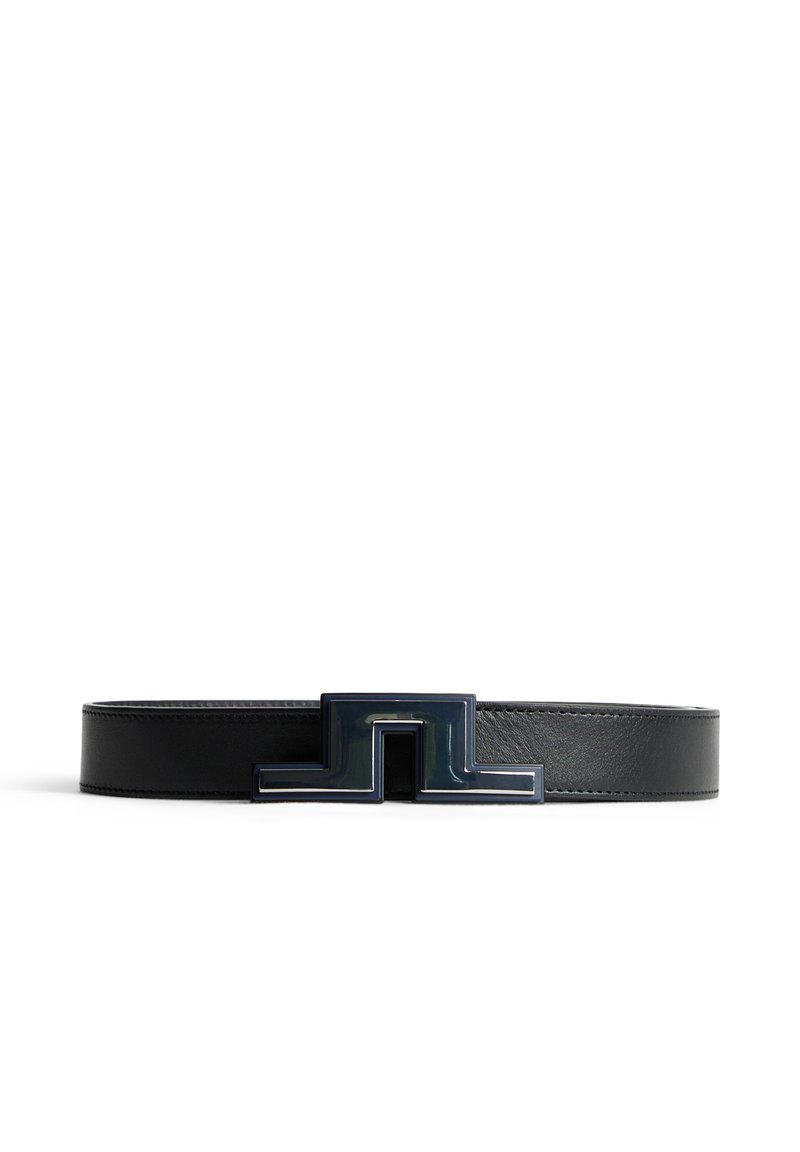 Zwarte leren riem met een glanzende geometrische gesp met een strakke, moderne uitstraling. De gesp is donkerblauw met reflecterende accenten.