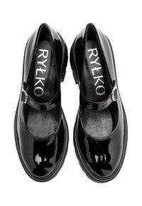 Czarne lakierowane buty Mary Jane z zaokrąglonym noskiem, paskiem z metalową klamrą i teksturowanymi wkładkami. Logo marki widoczne w środku.