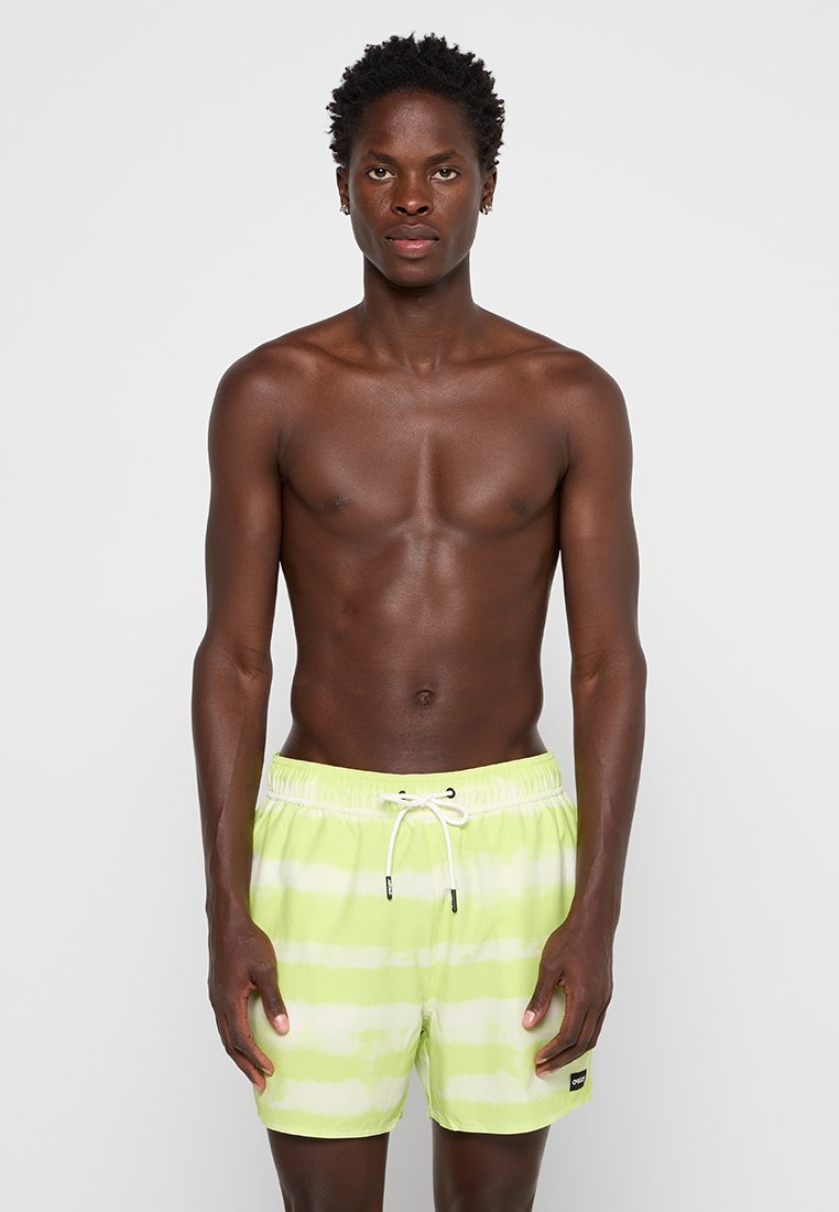 Shorts de bain en tie-dye vert fluo avec une taille élastique et un cordon de serrage réglable. Comprend des bandes horizontales blanches et un logo sur le côté.