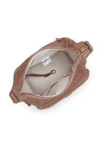 Braune Cord-Tasche mit doppelten Reißverschlüssen, cremefarbener Innenausstattung und einem kleinen Haken zum Sichern von Gegenständen. Kipling-Logo im Inneren sichtbar.