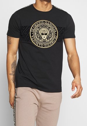 Zwart t-shirt van katoen, met een gouden leeuwgraphic en de tekst "GLORIOUS GANGSTA", vergezeld van een contrasterend zwart verticaal streeppatroon.