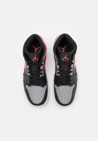 Jordan AIR JORDAN 1 MID - Sapatilhas de cano alto - black/hot punch/white/particle grey