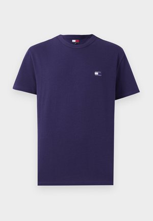Paarse katoenen T-shirt met korte mouwen, ronde hals en een klein gedrukt logo op de linkerkant van de borst. Glad textuur, standaard pasvorm.