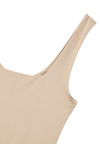 Body in tessuto nude con spalline sottili e leggermente arrotondate. Texture liscia e senza cuciture visibili. Design aderente con scollatura classica.
