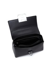 Bolso de mano de cuero negro con un diseño elegante, que presenta un cierre de hardware plateado y un interior forrado con compartimentos con cremallera.