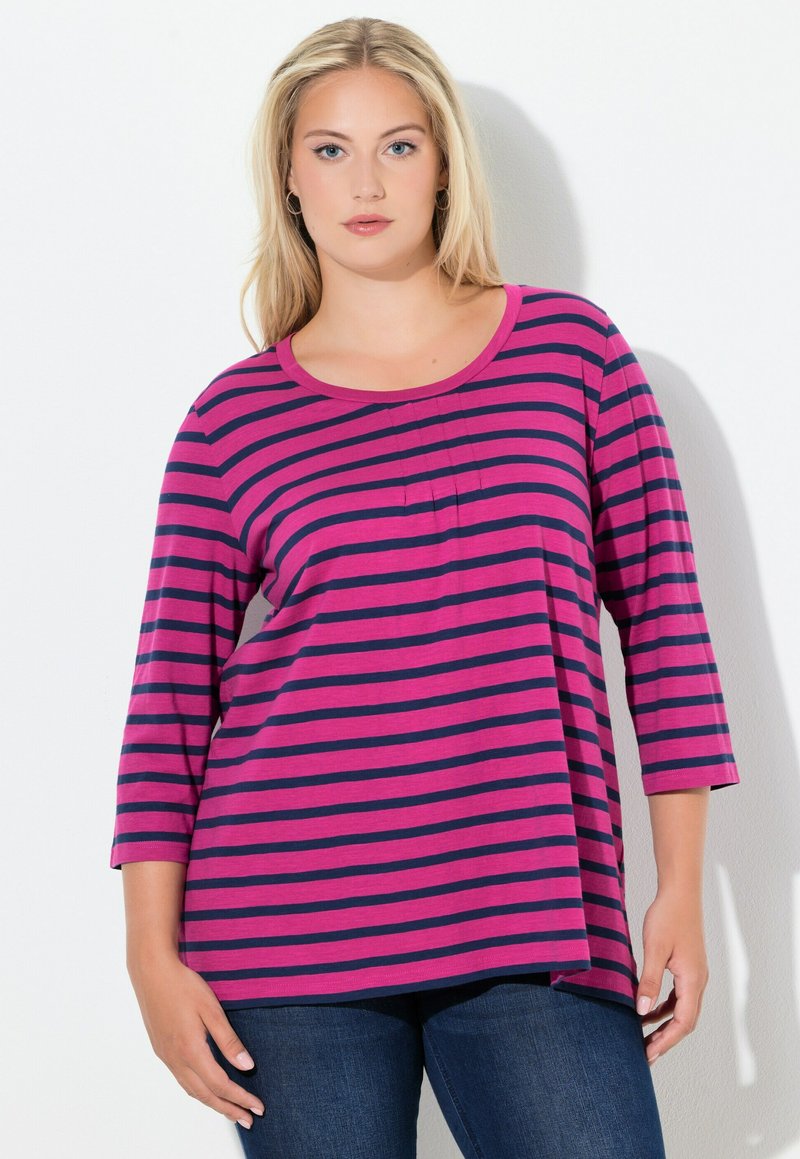 Camicia a maniche lunghe a righe magenta e blu marina con scollatura rotonda, caratterizzata da una vestibilità ampia e un sottile dettaglio plissettato sul davanti.
