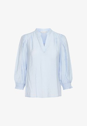 Blusa azul claro hecha de tela texturizada, con cuello alto, tapeta en la mitad delantera y mangas abullonadas con fruncidos.