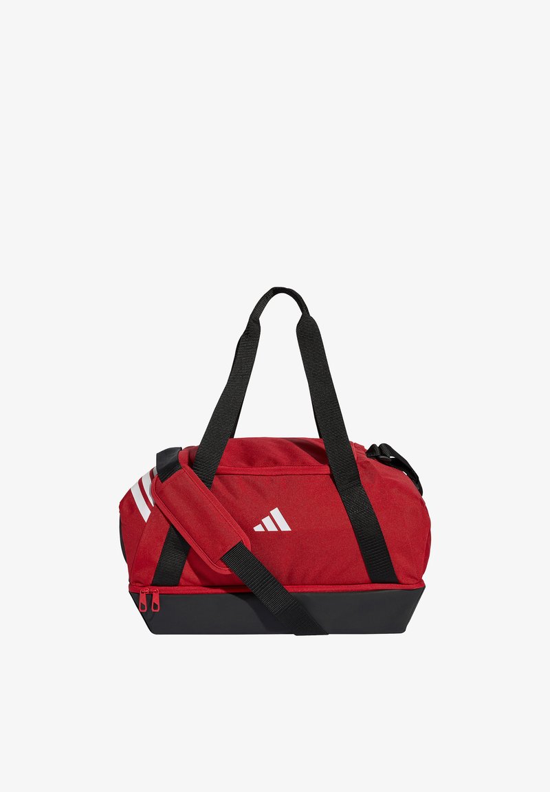 Sac de sport rouge et noir avec bandoulière noire réglable, deux poignées et logo de marque blanc sur le devant.
