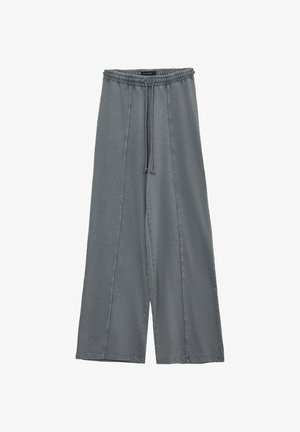 Graue weit geschnittene Hose aus weichem Stoff mit elastischem Bund und Kordelzug, mit Nahtdetails entlang der Vorderseite.