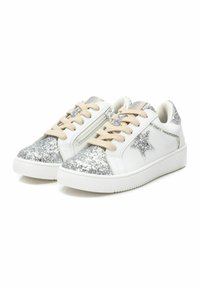 Sneaker bianche con punta e dettagli scintillanti argento. Presentano una lace-up beige e una cerniera laterale per una facile vestibilità. Suola in gomma per una buona aderenza.