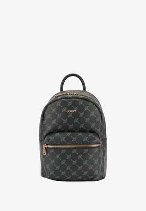 Mochila negra texturizada con un patrón repetido y herrajes dorados. Presenta una parte superior redondeada, un bolsillo frontal con cremallera y un asa.