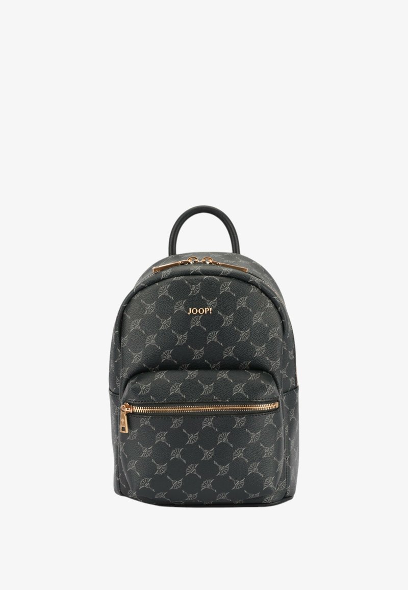 Črn nahrbtnik z teksturo in ponavljajočim se vzorcem ter z zlatimi kovinskimi elementi. Ima okrogel vrh, sprednji žep na zadrgo in ročaj.