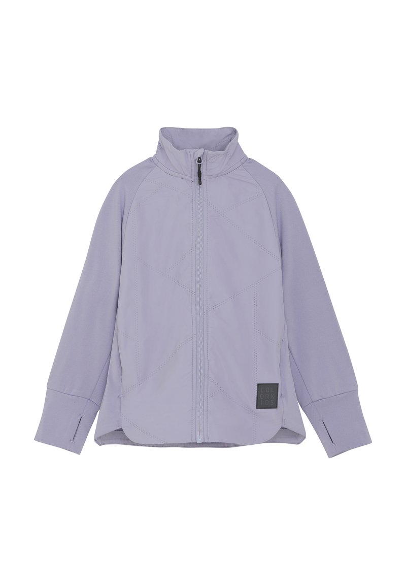 Ljuslila jacka i mjukt material, med hög krage, dragkedjestängning och geometrisk sömnad samt en logotypapplikation på fållen.
