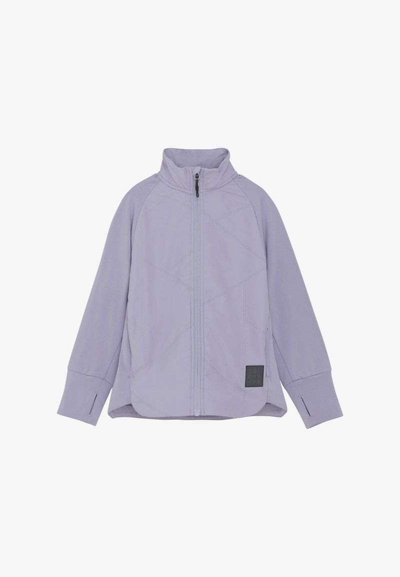 Jasnofioletowa kurtka z miękkiego materiału, z wysokim kołnierzem, zapięciem na zamek błyskawiczny oraz geometrycznym przeszyciem z naszywką logo na dolnym brzegu.