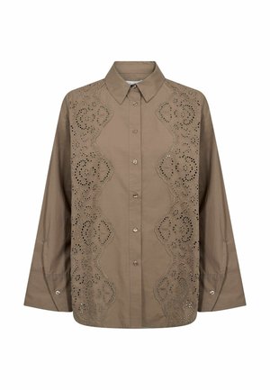 Hnedá košeľa na gombíky s dlhými rukávmi a kvetinovou výšivkou s dierkami pozdĺž predných panelov a okrajov.