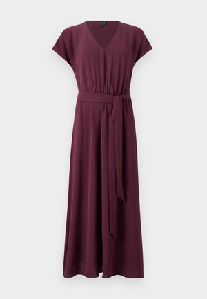 Maxi obleka z V-izrezom in kratkimi rokavi v temno burgundski barvi, izdelana iz teksturirane tkanine, z vezanjem za pas za prilagodljivo prileganje.