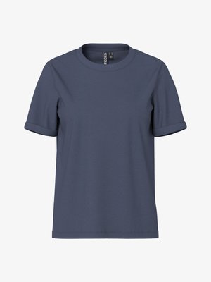 Plava pamučna majica kratkih rukava s uvrnutim manžetama i okruglim izrezom, prikazana na bijeloj pozadini.