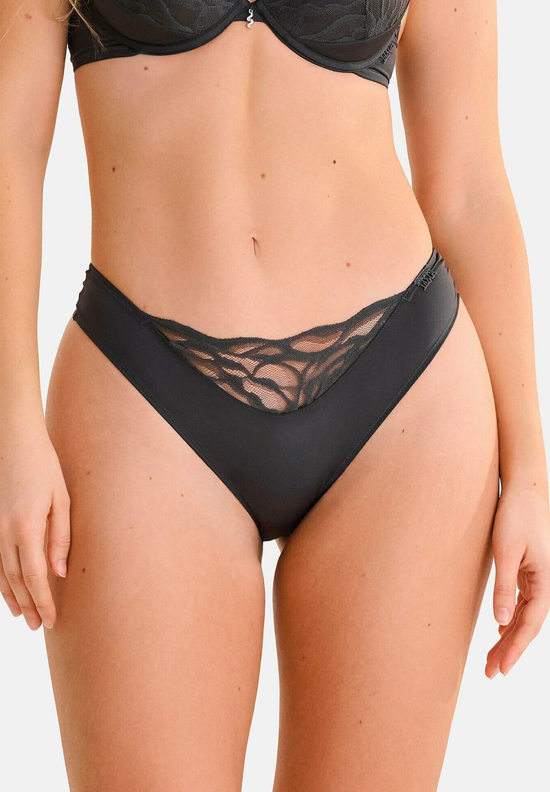 Zwarte bikini slips met een doorzichtige kanten panel aan de voorkant, met een gladde afwerking en een subtiel bloemenpatroon op de kant.