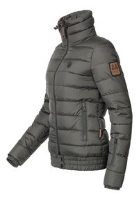 Giacca a vento grigia con colletto rialzato, design trapuntato, due tasche con zip, polsini elasticizzati e una patch del marchio sulla spalla sinistra.