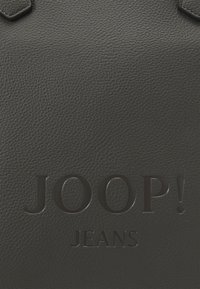 Borsa a tracolla in pelle nera texturizzata con logo "JOOP! JEANS" in rilievo sul fronte. Doppi manici in pelle abbinate.