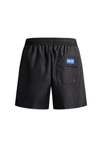 Μαύρα σορτς με ελαστική μέση, πίσω τσέπη που διαθέτει μπλε πατς με το λογότυπο της Red Bull Racing και μια μικρή κόκκινη λεπτομέρεια με οπή.