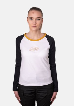 Langärmliges Shirt in Weiß mit schwarzen Ärmeln und einem senfgelben Kragen. Auf der Vorderseite befindet sich ein geometrisches Bärenmotiv in Gold.