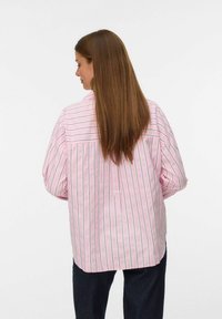 Camicia a righe rosa con linee verdi e bianche, vestibilità ampia, design con bottoni, dotata di yoke posteriore e maniche larghe.
