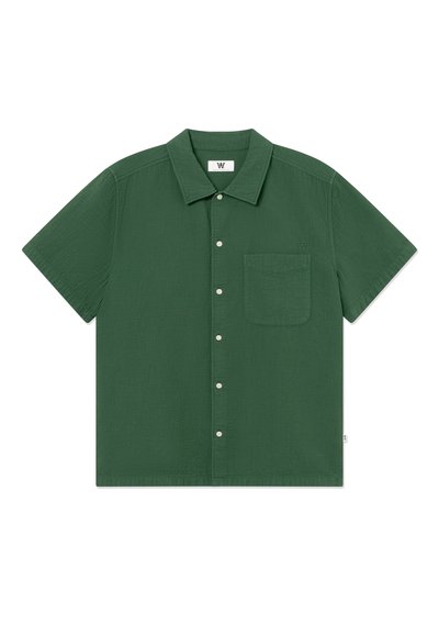 Chemise verte à manches courtes avec col et poche poitrine, ornée d'une petite broderie de logo sur la poche.