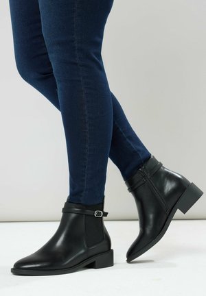- Ankle boot