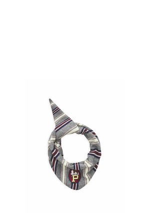 Bandana rayé gris, blanc et bordeaux avec une extrémité pointue et un écusson circulaire présentant une lettre P et un motif écureuil.
