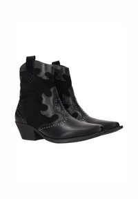 Zwarte enkel cowboylaarzen van een mix van leer en suede, met puntige neuzen, geborduurde ontwerpen en decoratieve studs aan de zijkanten.