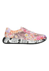 Sneaker con motivo floreale, realizzate con una parte superiore in rete e paillettes, dotate di una suola bianca con testo stampato e una suola nera testurizzata.