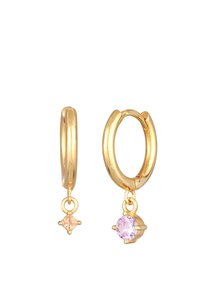 Pendientes de aro dorados con textura suave; uno tiene un charm en forma de estrella rosa, el otro una gema redonda morada colgando por debajo.