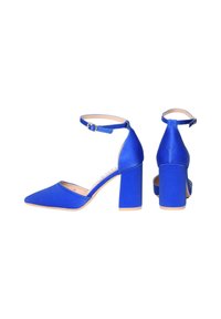 Scarpe con tacco alto in satin blu, punta affilata e cinturino alla caviglia. Il design del tacco spesso e la texture liscia esaltano l'aspetto moderno.