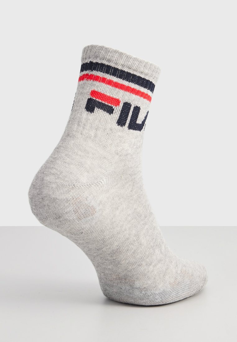 Szare bawełniane skarpetki do kostek z prążkowanym mankietem, z czerwonymi i granatowymi paskami oraz czarnym logo "FILA", podkreślające swobodny sportowy styl.