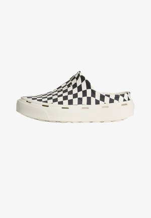 Sneaker slip-on con motivo a scacchiera bianco e nero, suola spessa bianca e fori di ventilazione lungo la intersuola.