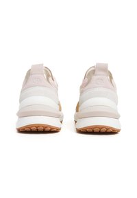 Lichtroze en beige hardloopschoenen met een gestructureerde bovenkant, witte tussenzool en rubberen loopzool met kleine profielpatronen.