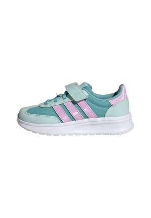 Hellblaue Sportschuh mit einem Klettverschluss, rosa Streifen, Schaumsohle und einem strukturierten Obermaterial. Cloudfoam-Branding an der Seite.