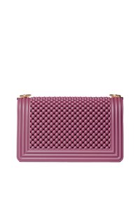 Clutch rettangolare in pelle mauve testurizzata con motivo a bolle in rilievo. Presenta hardware dorato e una chiusura con zip sulla parte superiore.