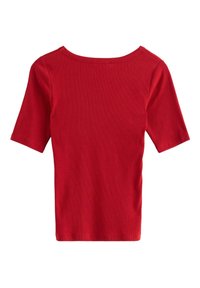 Červený žebrovaný top s krátkým rukávem a širokým výstřihem do véčka. Jednoduchý, úzce střižený design a hladká textura, typické pro neformální oblečení.