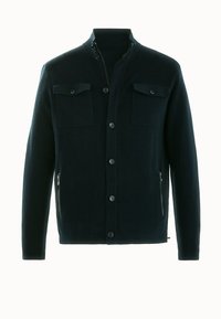 Svart jacka för män med knappframslutning, två fällbara bröstfickor, dragkedjefickor på sidorna och hög krage.