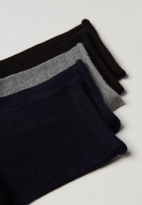 Quattro paia di calzini in navy, nero, grigio scuro e grigio chiaro. Realizzati in tessuto a costine con polsini rinforzati.