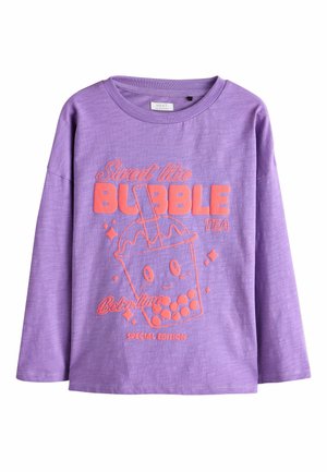 Fioletowa koszulka z długim rękawem, wykonana z bawełny, z grafiką bubble tea w kolorze koralowym oraz napisem "Słodki jak BUBBLE TEA" poniżej.