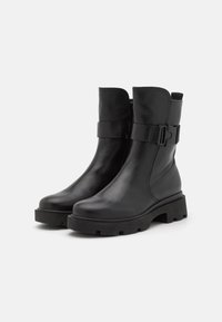 Gabor Comfort Kotníkové boty na platformě - black