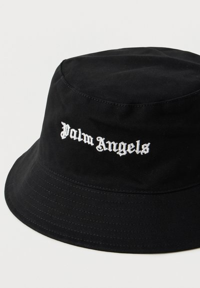 Μαύρο υφασμάτινο καπέλο τύπου bucket με λευκό κεντητό κείμενο «Palm Angels» μπροστά, με εμφανείς ραφές κατά μήκος της γείσο.