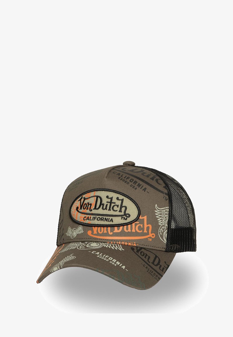 Gorra marrón con parte trasera de malla, con el logo "Von Dutch" en color crema con detalles naranjas. El diseño incluye varios patrones y texturas impresas.