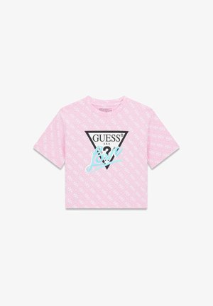 Tricou roz decupat cu un model repetat de logo, triunghi negru mare cu textul „GUESS” și cuvântul „Love” scris cu litere cursive albastre.