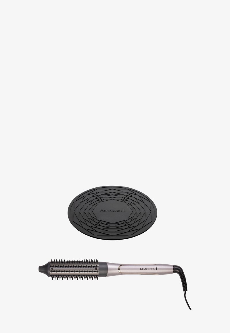 Cepillo de peinado térmico Remington con una cabeza cilíndrica que presenta cerdas texturizadas, mango plateado y una alfombrilla negra resistente al calor debajo.